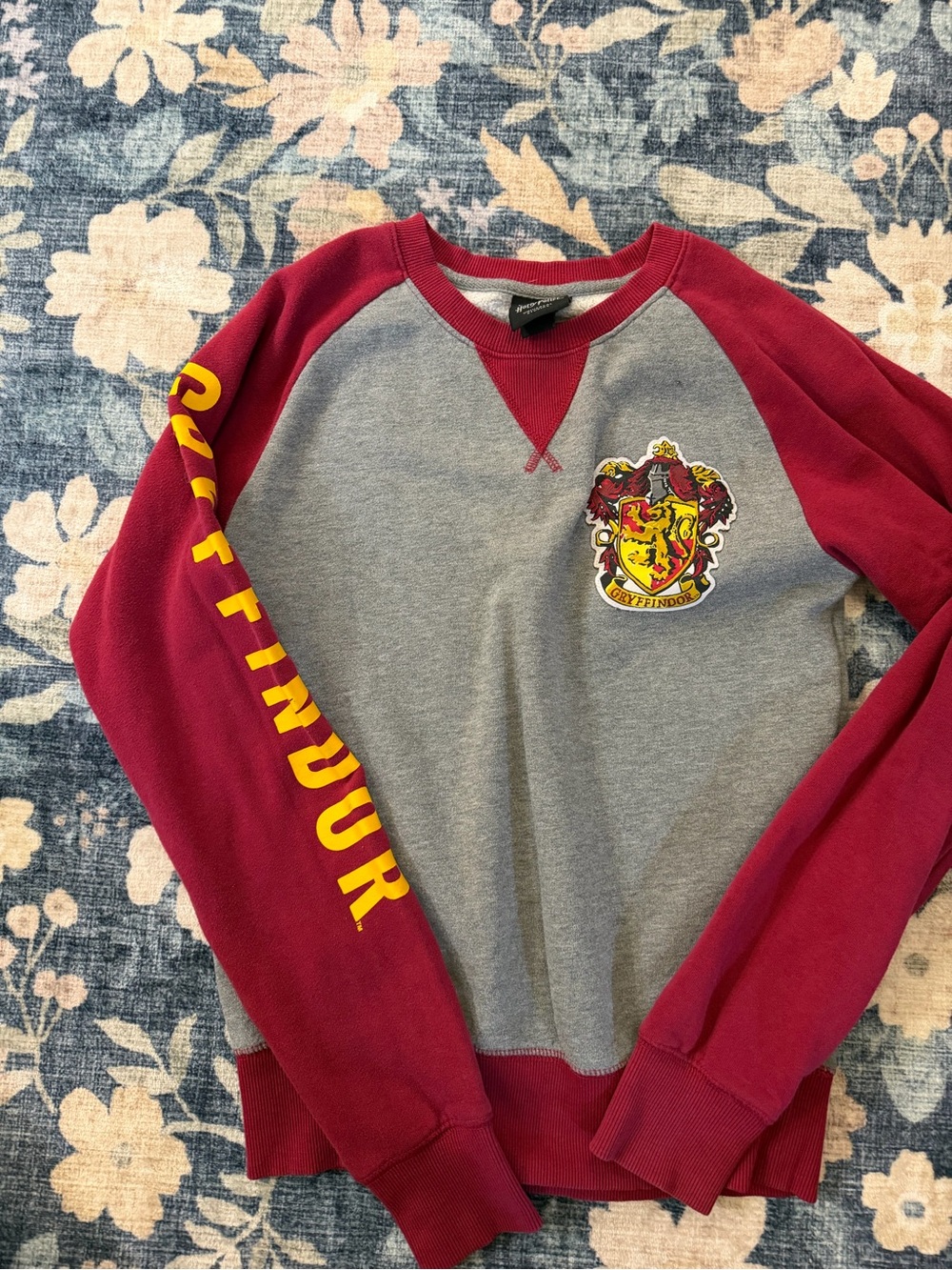 Harry Potter Gryffindor Raglan Crewneck Sweater - Gray & Maroon. XS